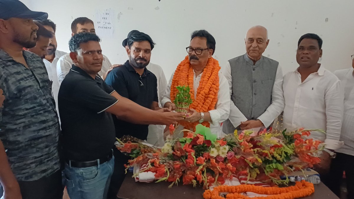sukhdeobhagat's tweet photo. कांग्रेस कार्यालय, राजेन्द्र भवन लोहरदगा में लोहरदगा जिला कांग्रेस कमेटी के द्वारा...मुझे छत्तीसगढ़ कांग्रेस प्रभारी बनाए जाने के उपलक्ष्य में भव्य अभिनन्दन एवं स्वागत समारोह का आयोजन किया गया। 
कार्यक्रम में लोकसभा प्रभारी श्री अशोक चौधरी जी एवं लोकसभा सह प्रभारी श्री विजय खां जी की विशेष उपस्थिति रही। साथ ही समारोह में जिला अध्यक्ष सूखैर भगत जी, इसके पश्चात जिला कांग्रेस कमिटी, युवा जिलाध्यक्ष, सभी प्रखंड अध्यक्ष , नगर अध्यक्ष, अल्पसंख्यक अध्यक्ष, मण्डल अध्यक्ष, पंचायत कमिटी एवं कांग्रेस कार्यकर्ताओं ने बारी-बारी से पुष्पगुच्छ एवं माल्यार्पण कर अभिनन्दन किया।

सबसे पहले मैं कांग्रेस पार्टी के शीर्ष नेतृत्व के प्रति हृदय से आभार व्यक्त करता हूँ, जिन्होंने मुझ पर विश्वास जताते हुए यह महत्वपूर्ण जिम्मेदारी सौंपी है। लोहरदगा जिला कांग्रेस कमिटी के जिलाध्यक्ष सुखैर भगत जी, सभी पदाधिकारियों, प्रखंड अध्यक्षों, नगर कमिटी, मण्डल कमिटी, पंचायत कमिटी एवं समर्पित कार्यकर्ताओं का मैं आत्मीय स्वागत और सम्मान के लिए धन्यवाद करता हूँ। आप सभी का यह स्नेह और विश्वास मेरे लिए शक्ति, प्रेरणा और नई ऊर्जा का स्रोत है।