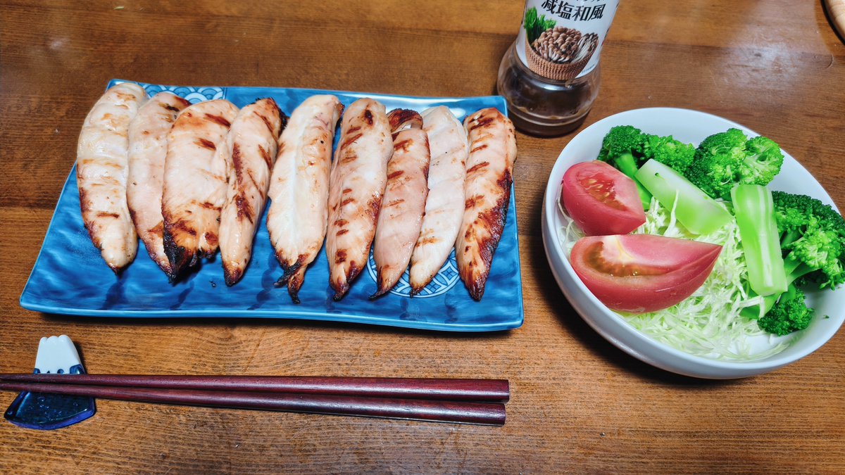 jumpinghighkk's tweet photo. 夕御飯
鶏ささみの味噌漬け、生野菜 https://t.co/hKOTI7pn8H
