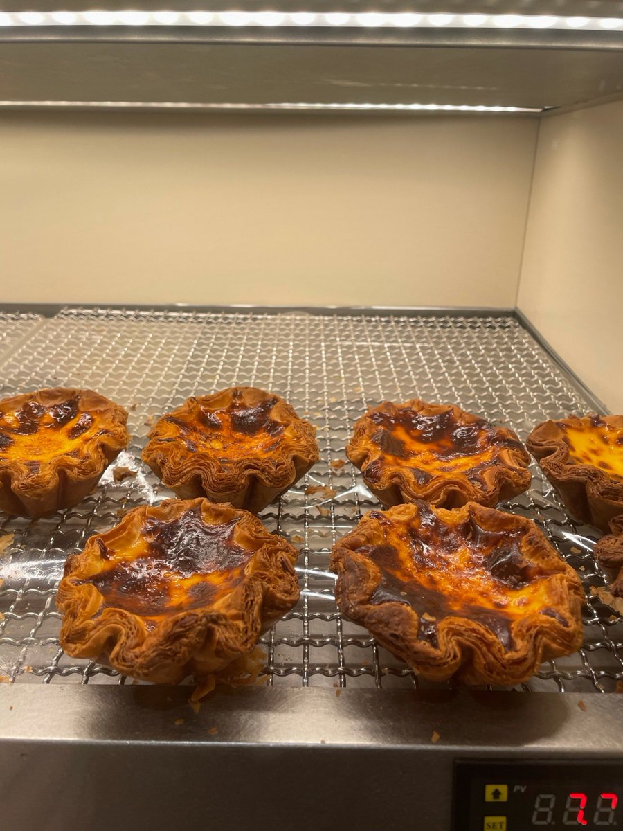 almin418001's tweet photo. Freshly baked crostillini dusted with powdered sugar, the morning’s best 10-second win ， https://t.co/C5L83t8LMJ