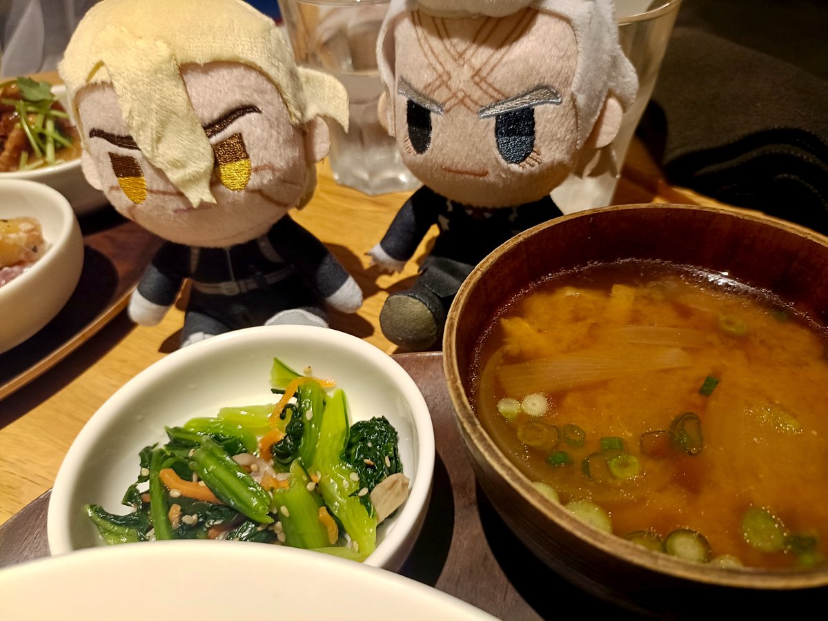 ebi_dcst's tweet photo. 🇺🇸人の2人に味噌スープとおひたしを教える図。 https://t.co/ptunCkiyXf