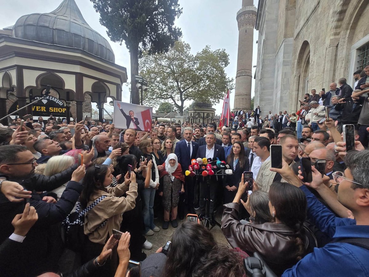 ZekiAras16's tweet photo. Yeni Parti Genel Başkanı Özgür Özel Bursa Ulu Cami kapısında basın açıklaması yapmış. Yıllarca bu milletin dini değerleriyle kavga edenlerin, işlerine geldiğinde cami kapılarını siyaset sahnesine çevirmesi tam bir samimiyetsizliktir. 

Dini değerleri ne zaman hatırlayacağınıza konjonktür mü karar veriyor?