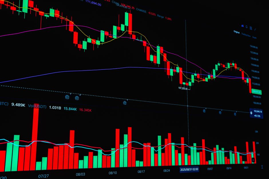 kynhtuan89176's tweet photo. price action is coiling tighter than a rattlesnake on the 4h.

Funding rates stay flat while spot bids quietly stack.

One candle decides who gets paid. https://t.co/U6UIwlKzGV