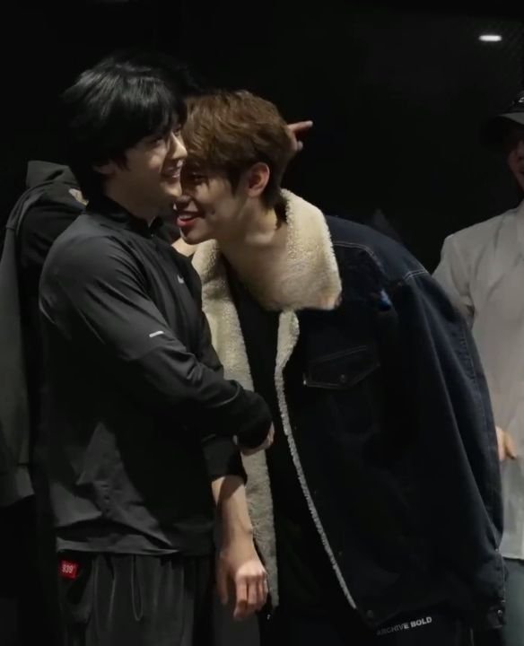 merrymashu's tweet photo. 녤환 and 맽탤... the same-age ship will always hit the hardest :,) platonic, romantic, call it whatever u want, but one thing for sure they’re eo’s twin flames. soulmates. two people growing through the same seasons of life and somehow always finding comfort in each other... ಥ﹏ಥ https://t.co/6WGrEYUmfw