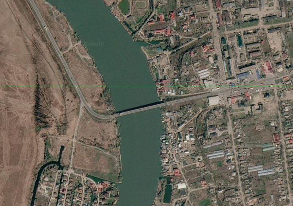 diinahdotcom's tweet photo. A large-scale Russian attack targeted the Mayaki Bridge in the Odessa region.

Approximately 15 S-8000 anti-ship missiles and 5 KAB guided bombs were used to target the bridge. Only one interception of a Bandrol missile over the northern part of Odessa city was confirmed, but there may have been more.

The Mayaki Bridge is one of two land bridges connecting the southern Odessa region to the rest of Ukraine