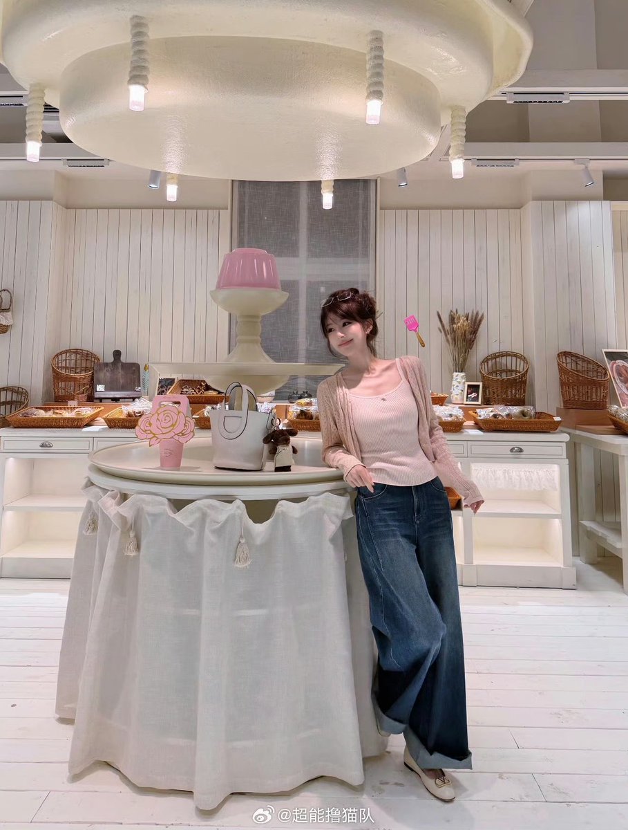 xoxo_rooosy's tweet photo. #ZhaoLusi's dessert shop #RooosyTime is so aesthetically pleasing 🌹 You literally have to dress up because it feels like you're walking into a photoshoot 📸 https://t.co/Z3hnuauHwe