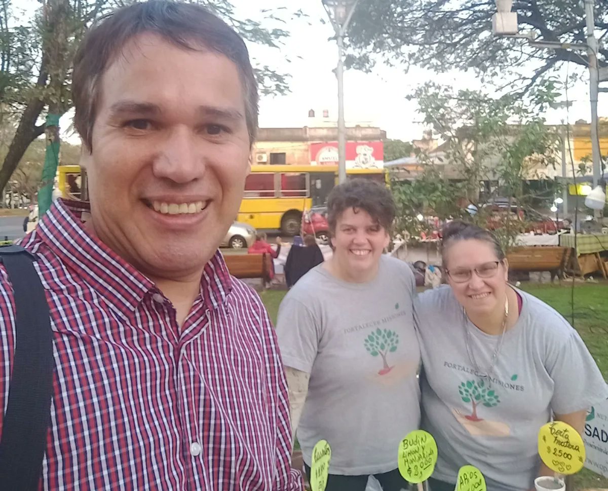 TerritorioD's tweet photo. Orgullo para la provincia: un misionero fue seleccionado entre los ocho finalistas de los prestigiosos premios Abanderados por su labor al frente de una iniciativa social de fuerte impacto comunitario.

A través de una asociación que articula con una entidad francesa, el proyecto otorga microcréditos y capacita a mujeres emprendedoras en Posadas, Garupá y Apóstoles, transformando realidades y generando oportunidades concretas de desarrollo. #Misiones

https://t.co/YZEtbytCry