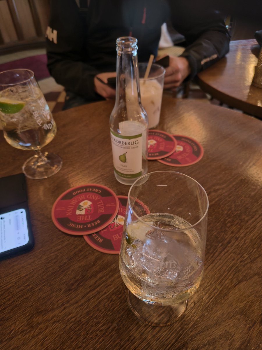 ValarrMorguliss's tweet photo. Päivää. Olemme Tukholmassa maistelemassa paikallisia herkkuja. 2h yöunta takana, joten kävelen neljällä jalalla varmuuden vuoksi. https://t.co/x4YtHWPTUE