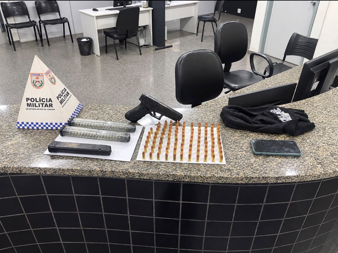 PMERJ's tweet photo. ➡️ CERCO TÁTICO RESULTA EM APREENSÃO | Policiais do #8BPM foram acionados após informações sobre indivíduos que estariam em uma caminhonete tentando praticar roubos de veículos na RJ-158, na altura da Pedreira Morro Azul, em São Fidélis, na madrugada deste sábado (19). ⤵️ (+) https://t.co/2TntX1aocg