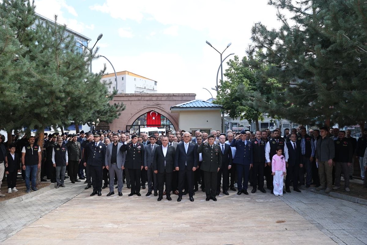eminsimsekmus's tweet photo. 19 Eylül Gaziler Günü’nde Valimiz Sn. @Valiavnicakir ,İl Başkanımız Sn. @MelikEmre1 ,İl Protokolümüz ve kahraman gazilerimizle birlikte Garnizon Şehitliğimizde düzenlenen törende aziz şehitlerimizi dualarla yâd ettik.

Bu toprakları bizlere vatan kılan şehitlerimizin aziz hatıraları ve gazilerimizin fedakârlıkları daima gönlümüzde yaşayacak.

Vatanımız uğruna canlarını feda eden aziz şehitlerimizi rahmet ve minnetle anıyor, kahraman gazilerimize şükranlarımı sunuyorum.