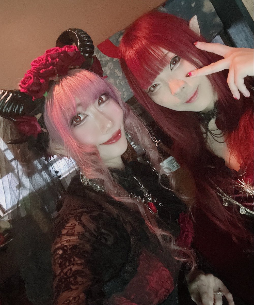 halalia_02's tweet photo. 9/19 #ヴァンパイアダークマーケット @グランシャトー京橋
　
2部のファッションショー参加させていただきました❣️
凄く緊張しましたが、とっっても素敵空間で沢山お買い物もできて最高の一日でした😘
明日は本業のライブ！！明日もたのしむぞー☺️ https://t.co/7tkt2RE0FQ
