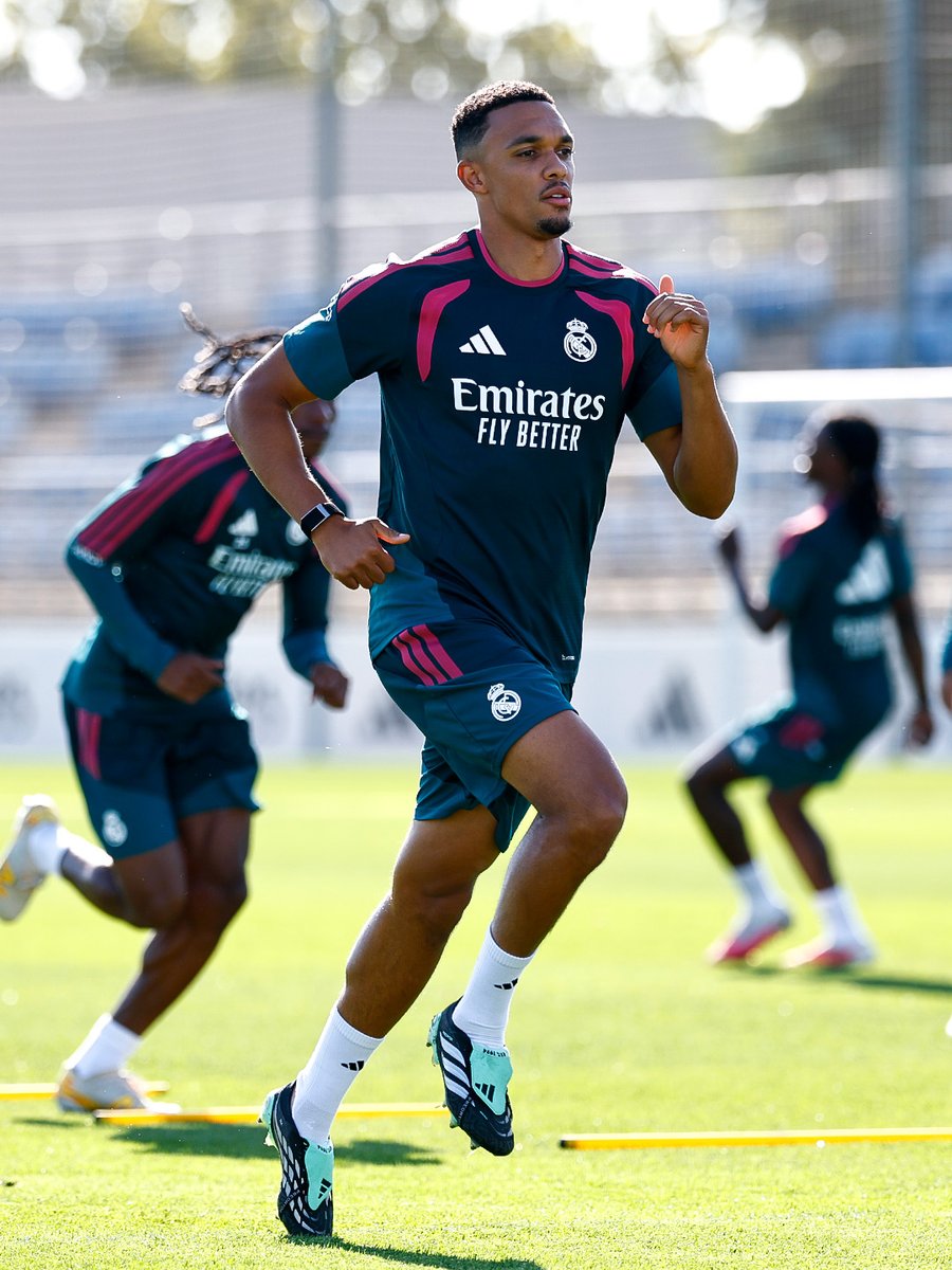 realmadrid's tweet photo. 🏃 @TrentAA 
⚡ @BellinghamJude https://t.co/C6ihgikOGf
