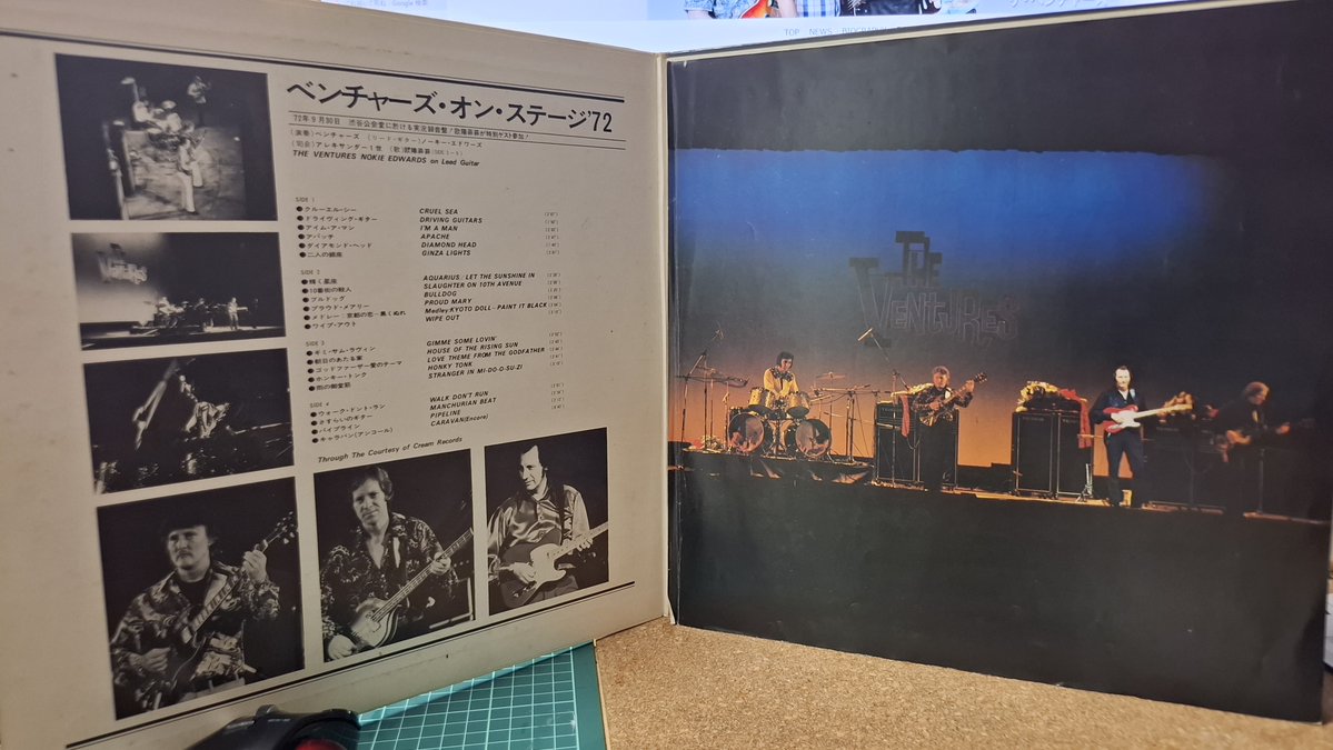 katatetudegogo's tweet photo. 26/09/19 (管理人) #TheVentures #OnStage72 を聴いているが #ヴァイナル は2種所持 #1972年9月30日 #渋谷公会堂 の #最終ステージ の #録音 を年末に発売した左、そして #1976年 に #新デザイン で #再発 した右。#ノーキーエドワーズ が弾く #キャンディアップルレッド の #テレキャス に憧れる僕💕 https://t.co/FXE3j5brcA