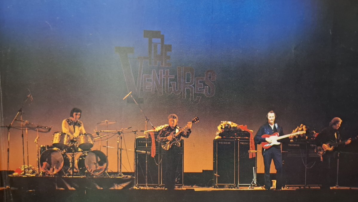 katatetudegogo's tweet photo. 26/09/19 (管理人) #TheVentures #OnStage72 を聴いているが #ヴァイナル は2種所持 #1972年9月30日 #渋谷公会堂 の #最終ステージ の #録音 を年末に発売した左、そして #1976年 に #新デザイン で #再発 した右。#ノーキーエドワーズ が弾く #キャンディアップルレッド の #テレキャス に憧れる僕💕 https://t.co/FXE3j5brcA