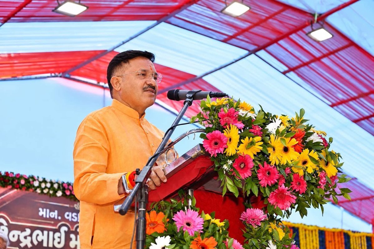devusinh's tweet photo. પ્રદેશ મહામંત્રીશ્રી અજયભાઈ બ્રહ્મભટ્ટ, પ્રદેશ મહામંત્રીશ્રી હિતેન્દ્રસિંહ ચૌહાણ, જિલ્લા પ્રમુખ શ્રીમતી નયનાબેન પટેલ, જિલ્લા મહામંત્રીશ્રીઓ, ચૂંટાયેલા પ્રતિનિધિઓ તથા સંગઠનના હોદ્દેદારો ઉપસ્થિત રહ્યા. https://t.co/rWocjAdegC