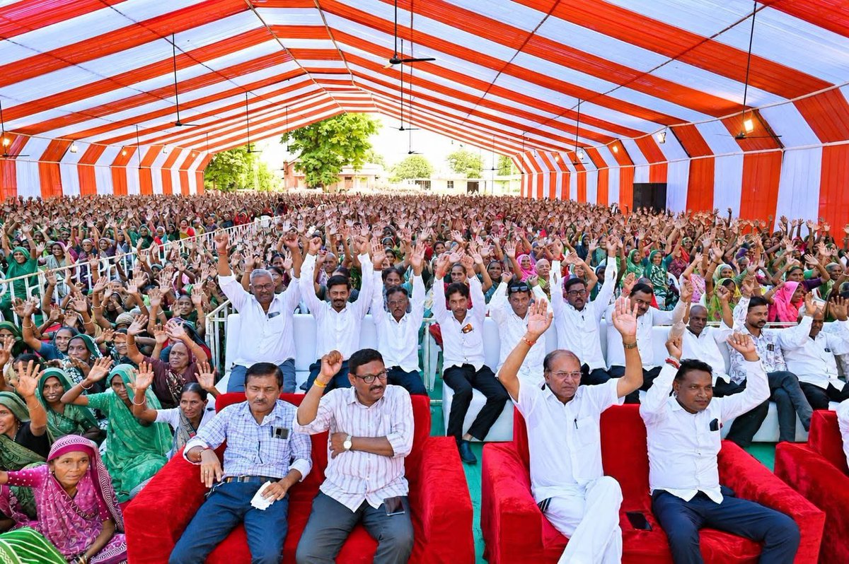 devusinh's tweet photo. પ્રદેશ મહામંત્રીશ્રી અજયભાઈ બ્રહ્મભટ્ટ, પ્રદેશ મહામંત્રીશ્રી હિતેન્દ્રસિંહ ચૌહાણ, જિલ્લા પ્રમુખ શ્રીમતી નયનાબેન પટેલ, જિલ્લા મહામંત્રીશ્રીઓ, ચૂંટાયેલા પ્રતિનિધિઓ તથા સંગઠનના હોદ્દેદારો ઉપસ્થિત રહ્યા. https://t.co/rWocjAdegC