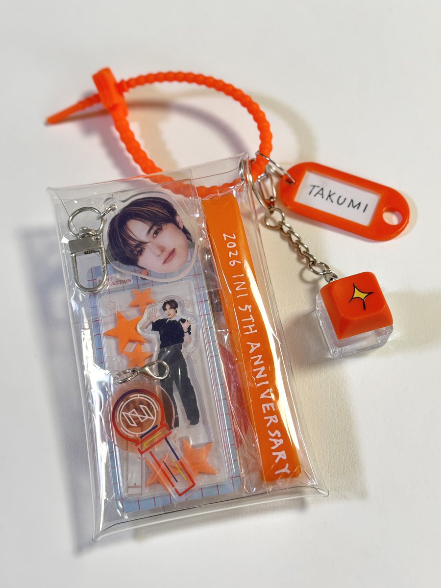 kirakiratoinu's tweet photo. 今回もガチャ詰めポーチ🧡
キャップアクリルスタンドは小さすぎるからロフトで買ったシールチャームの中に収めましたかわいい🥰 https://t.co/obLEOBsLE5