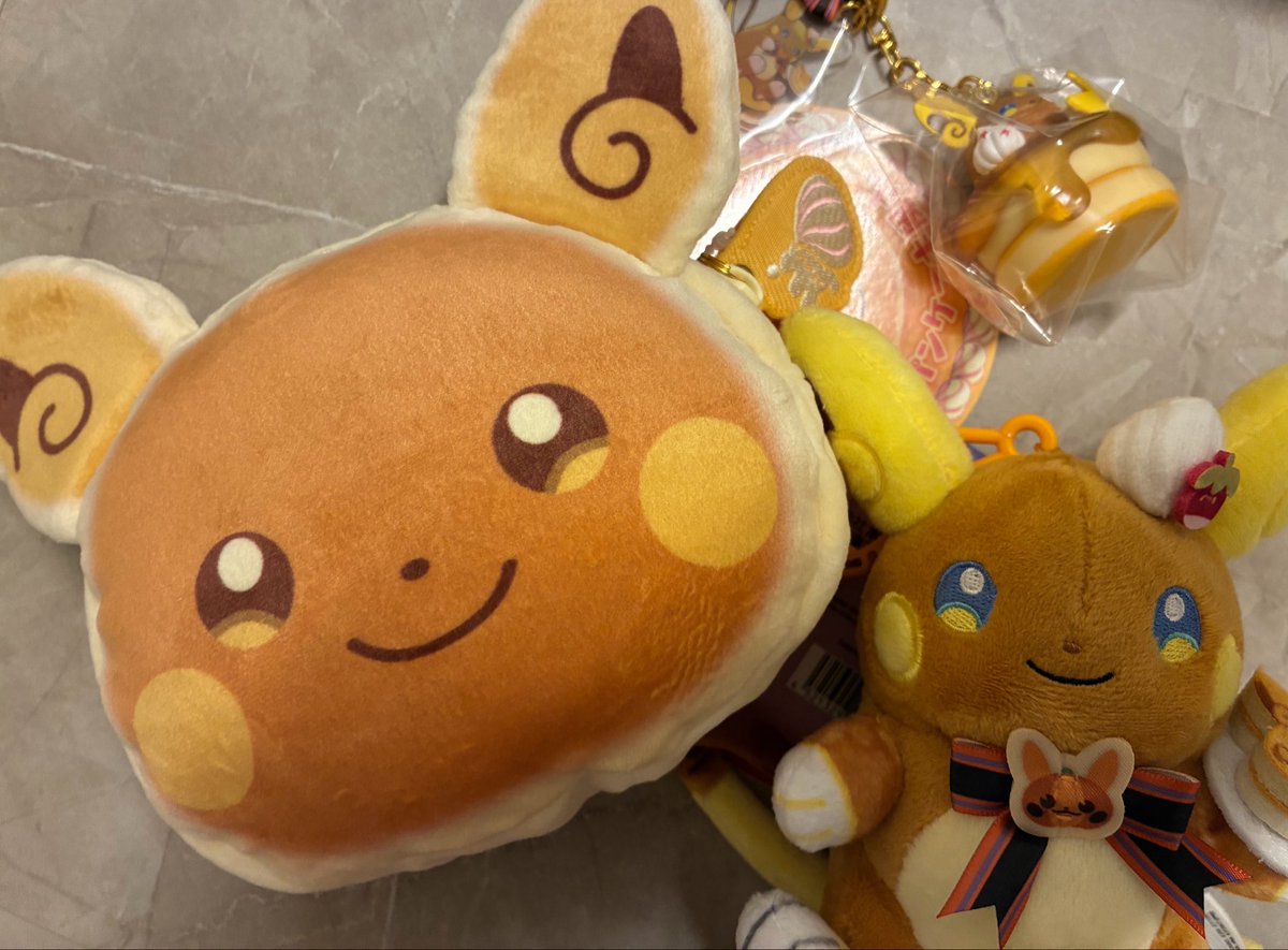 nnspln's tweet photo. 近場のお出かけならと思ったけど全然人多くてしんだ_(┐「ε:)_

でも無事ハロウィンアローラライチュウ買えた良かったー🎃💫かわいすんぎ‼️ https://t.co/tdcop9kJxa