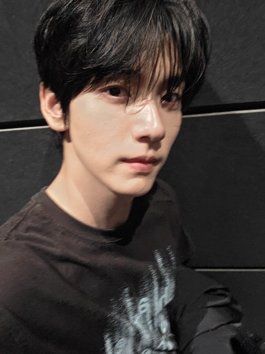 12_05_uuus2's tweet photo. 각 잡고한 라이브도 아니고 충분히 얼굴 보였고 맛있는 거 잘 먹는 모습 본 것만으로도 좋았는데 끄기 전에 얼굴 도장 찐하게 찍어 주고 바로 디엠까지 보내 주고..나는 너를 기다리는 시간들마저도 소중한데 올 때마다 소중한 것들을 또 만들어 주고 가면 속절 없이 더 깊고 넓은 사랑에 빠질 수밖에 https://t.co/iytbuBGPwV