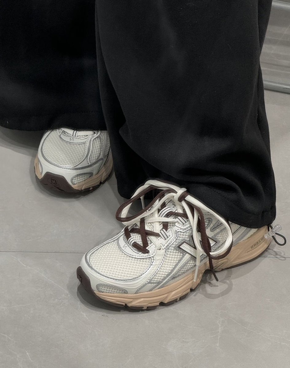 privatenameii's tweet photo. JUJUR NAKSIR BANGET SAMA NEW BALANCE 530 YANG INI 😭 COLORWAY-NYA CAKEP BANGET, SIMPLE TAPI TETEP KELIATAN MANIS 👀 https://t.co/ZKOfcXy0Gq