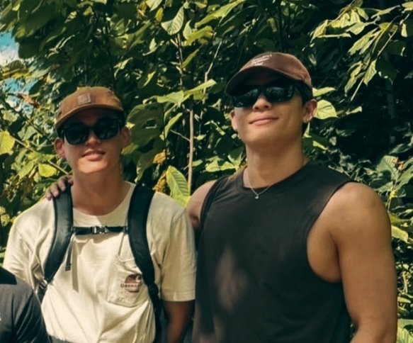 Jossgaw's tweet photo. With Dad               VS                With Daddy

#JossGawin #จอสกวิน https://t.co/O9vxVh3lWT