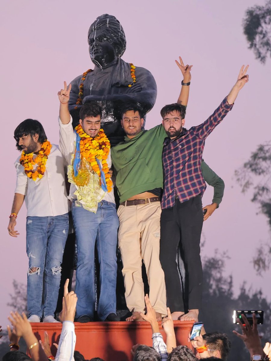 MjManishJha3's tweet photo. #DUSU चुनाव 2026 में दीपांशु शौकीन ने बड़ा उलटफेर किया है.

निर्दलीय उम्मीदवार दीपांशु ने उपाध्यक्ष पद पर 30,615 वोट हासिल कर जीत दर्ज की. DUSU के उपलब्ध चुनावी रिकॉर्ड के मुताबिक, वे इस पद पर जीतने वाले निर्दलीय उम्मीदवार हैं.

दीपांशु पिछले 3-4 महीनों से छात्रों के मुद्दों को लेकर प्रचार में जुटे थे. सत्य निकेतन छात्रावास हादसे के बाद उन्होंने चप्पल-जूते छोड़कर नंगे पैर प्रचार किया और पीड़ित छात्रों को न्याय दिलाने की बात कही.

दीपांशु पीरागढ़ी के रहने वाले हैं. उनके पिता बस कंडक्टर और मां आंगनवाड़ी कार्यकर्ता हैं. शहीद भगत सिंह कॉलेज से पढ़ाई करने वाले दीपांशु के पिता चाहते थे कि वह UPSC की तैयारी कर IAS या IPS बनें.

लेकिन दीपांशु ने छात्र राजनीति का रास्ता चुना और इस बार DUSU में इतिहास रच दिया.