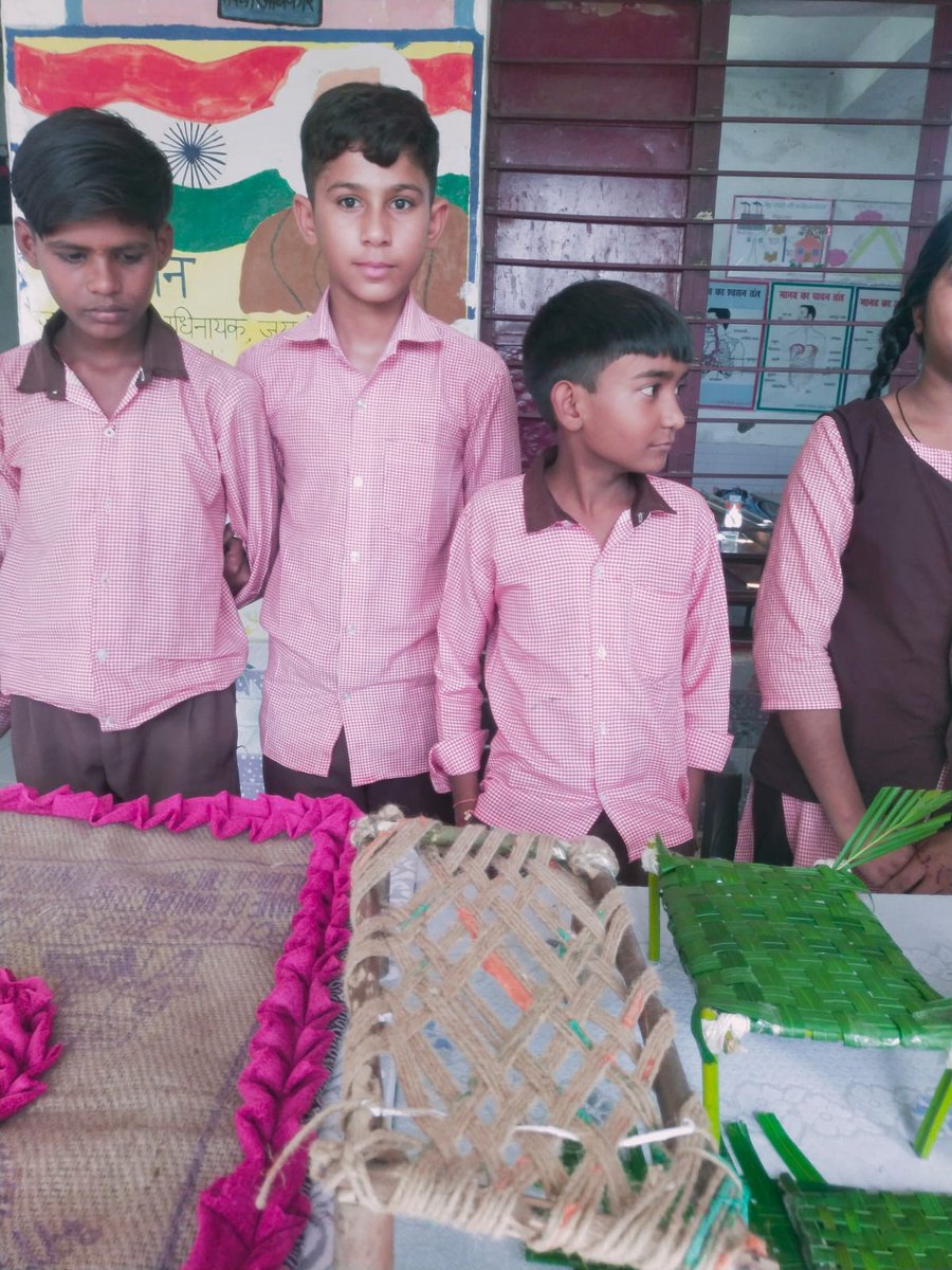 BSA_BIJNOR's tweet photo. 🎒✨ No Bag Day Activity ✨🎒

आज कंपोजिट स्कूल कुतुबपुर नांगली, ब्लॉक नजीबाबाद में No Bag Day के अंतर्गत विद्यार्थियों द्वारा जूट से निर्मित कंपोजिट तैयार करने की रचनात्मक एवं नवाचारी गतिविधि कराई गई। 🌿🧵

इस गतिविधि के माध्यम से बच्चों ने रचनात्मकता, नवाचार, कौशल विकास एवं उपयोगी वस्तुओं के निर्माण का अनुभव प्राप्त किया। 💡👏

विद्यार्थियों ने पूरे उत्साह एवं रुचि के साथ गतिविधि में प्रतिभाग किया। 😊🌱

#NoBagDay #ActivityBasedLearning #Innovation #Creativity #SkillDevelopment #CompositeSchool #KutubpurNangli #Najibabad #LearningByDoing #JuteCraft
