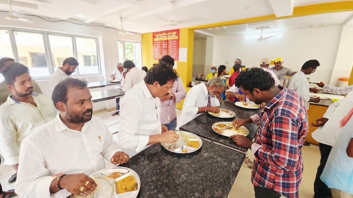 PSrinivasJSP's tweet photo. #AdminPost 

ఈరోజు నరసాపురం పట్టణంలోని అన్న క్యాంటీన్‌ను రాష్ట్ర ప్రభుత్వ విప్, శాసనసభ్యులు శ్రీ బొమ్మిడి నాయకర్ గారు ఆకస్మికంగా తనిఖీ చేశారు.

క్యాంటీన్‌లో ఆహార నాణ్యత, పరిశుభ్రతను స్వయంగా పరిశీలించి.. పేదలకు అందించే భోజనం విషయంలో ఏమాత్రం నిర్లక్ష్యం వహించినా కఠిన చర్యలు తప్పవని సిబ్బందికి స్పష్టమైన హెచ్చరికలు జారీ చేశారు.

ఈ కార్యక్రమంలో జనసేన నాయకులు శ్రీ పోలిశెట్టి శ్రీనివాస్ గారు పాల్గొన్నారు.

#JanaSenaParty #JSPForNewAgePolitics 
#Janasena #Narsapuram