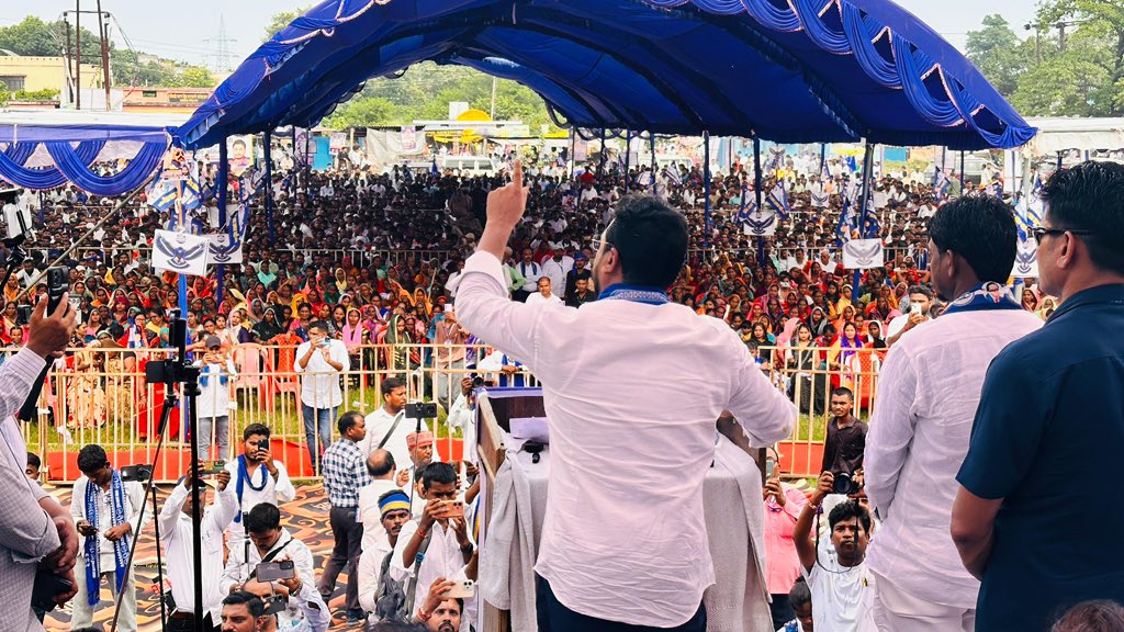BhimArmyChief's tweet photo. आज जिला अयोध्या की बीकापुर विधानसभा के आर. डी. इंटर कॉलेज के खेल मैदान में आयोजित विशाल जनसभा में अपनों के बीच।

जनसभा को सफल बनाने के लिए दिन-रात मेहनत करने वाले सभी पदाधिकारियों, कार्यकर्ताओं और सहयोगियों का हृदय से आभार। अपने अपार प्यार, समर्थन और विश्वास से जनसभा को ऐतिहासिक बनाने वाली अयोध्या की महान जनता को दिल से सलाम और अभिनंदन।

आपकी यह एकजुटता आजाद समाज पार्टी (कांशीराम) के मिशन-2027 को नई ऊर्जा और ताकत देगी।

जय भीम! जय भारत! जय मंडल!

#ASP_K_Mission2027
#UPMaangeChandraShekharAzad
#सम्पूर्ण_भागीदारी_आंदोलन
#24_सितंबर_चलो_जंतर_मंतर