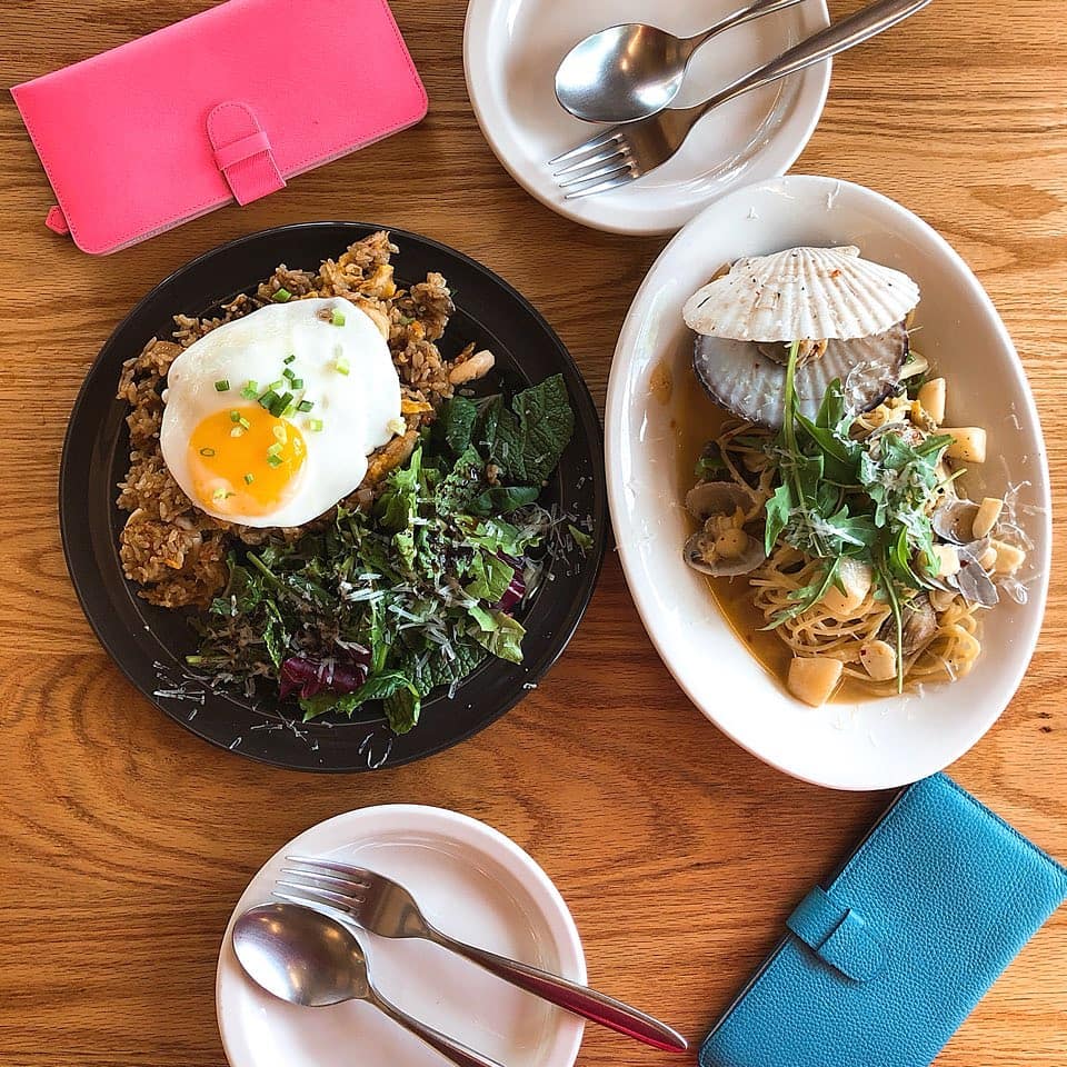 ClarkStucke's tweet photo. Seafood fried rice and oil pasta. The presentation is beautiful, and the food tastes great, so this is a place I often visit. https://t.co/CcGRq2Cc5J