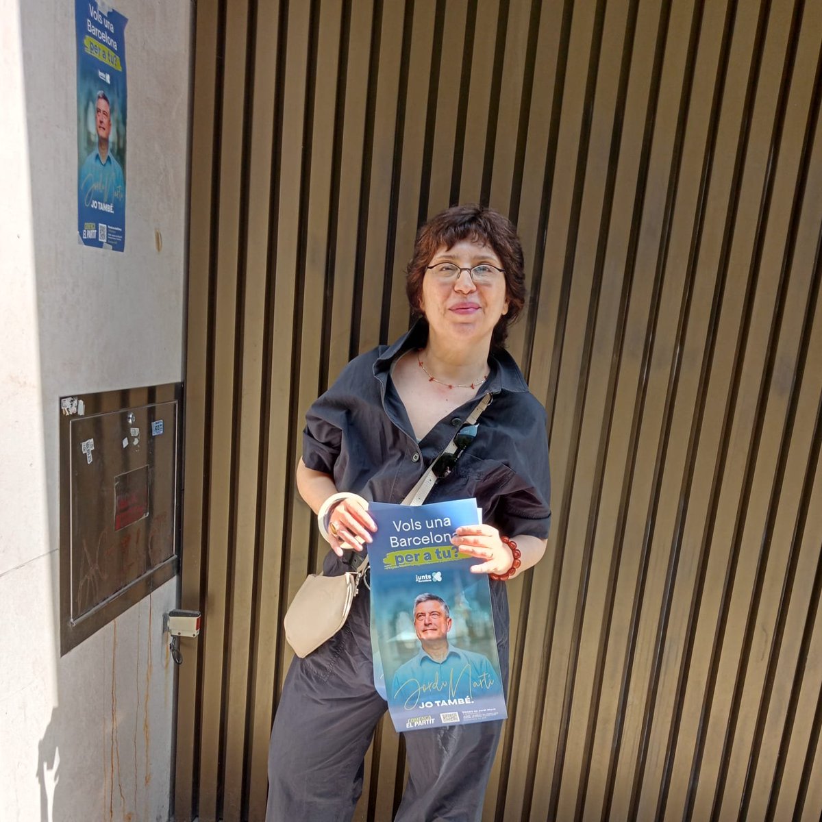 JxCatEixample's tweet photo. L'equip de l'Eixample de @junts_bcn hem sortit avui a encartellar i embustiar els nostres barris per donar a conèixer la nova imatge del grup i el candidat @jmartigalbis de cara a les eleccions municipals del maig de 2027.

💪Estem a punt pel canvi! #començaelpartit https://t.co/ifU6SQ0RY6