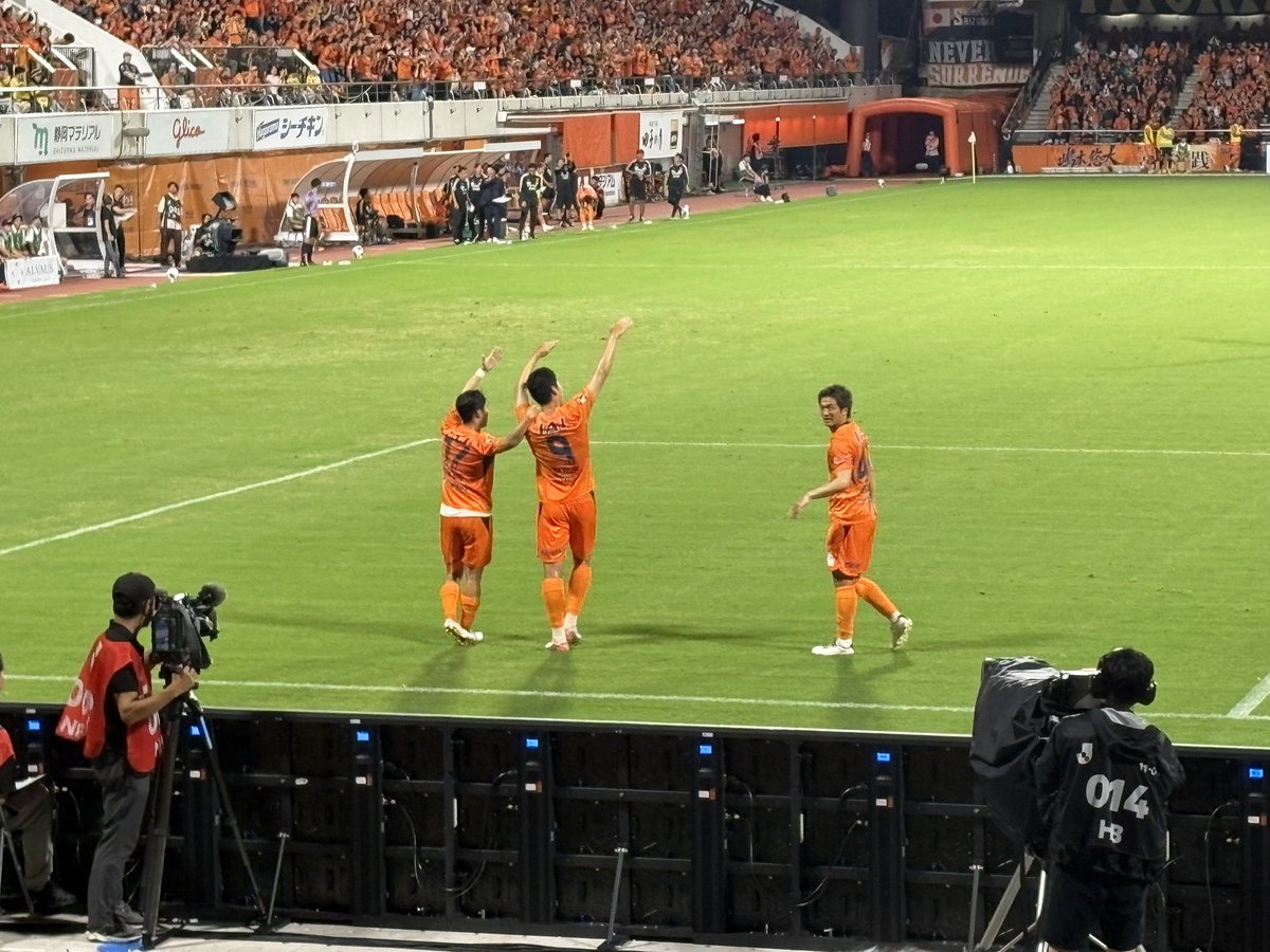 Egreen_michi's tweet photo. オセフンナイスゴール⚽️の直後
航也クラスになるとカメラさんの位置を即座に確認して「こっちでやるよ」的な指示を出せるのさ。 https://t.co/rCZ0feU8YJ