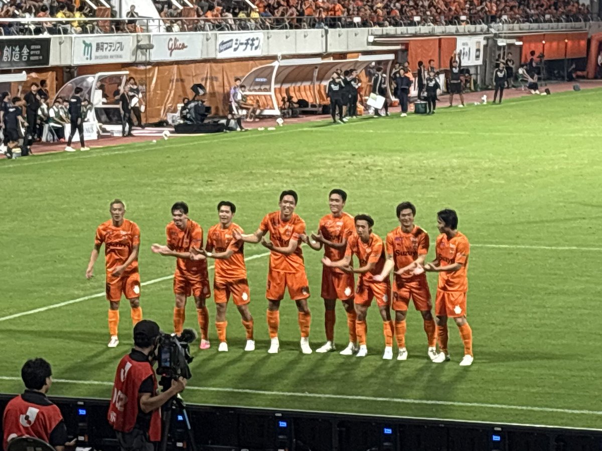 Egreen_michi's tweet photo. オセフンナイスゴール⚽️の直後
航也クラスになるとカメラさんの位置を即座に確認して「こっちでやるよ」的な指示を出せるのさ。 https://t.co/rCZ0feU8YJ