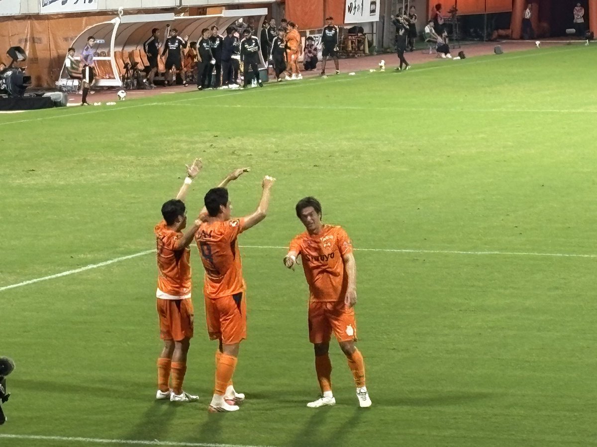 Egreen_michi's tweet photo. オセフンナイスゴール⚽️の直後
航也クラスになるとカメラさんの位置を即座に確認して「こっちでやるよ」的な指示を出せるのさ。 https://t.co/rCZ0feU8YJ