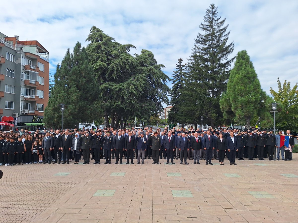 dalyan_abdullah's tweet photo. 19 Eylül Gaziler Günü münasebetiyle, Atatürk Anıtı’na çelenk sunma programına katılım sağlanmıştır.

Bu aziz vatanı bizlere emanet eden Gazi Mustafa Kemal Atatürk başta olmak üzere, bayrağımızın dalgalanması, vatanımızın bölünmez bütünlüğü ve milletimizin bekası uğruna canını ortaya koyan kahraman gazilerimizi saygı, sevgi, minnet ve şükranla anıyoruz.

Gazilerimiz, Türk milletinin gururu ve baş tacıdır.

Ne Mutlu Türk’üm Diyene!