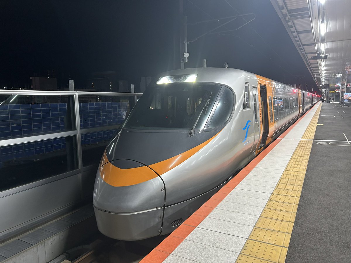 Yuukoma0107's tweet photo. 🎉祝！8000系営業運転34周年🎉
21世紀になる前から四国の風として走ってきた8000系
リニューアルが進んでいることからまだまだ活躍しそうです

160kmで走ってる姿を見てみたい

#JR四国
#8000系 https://t.co/iBv97RoQMt