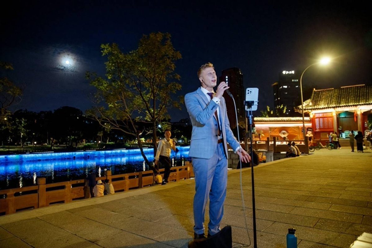 SommerMassib's tweet photo. Catch the electrifying indie folk set at tonight’s rooftop concert—raw vocals, warm guitar vibes, and starry city views you can’t miss! https://t.co/fQtA2NS2dR