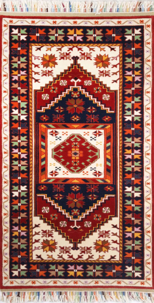 kaanlmao's tweet photo. @mehmetakifbeysi Diyip iran halısı paylaşman yardı. Türk halısı bu şekil geometrik desenli olur https://t.co/3FkVVi6B7g
