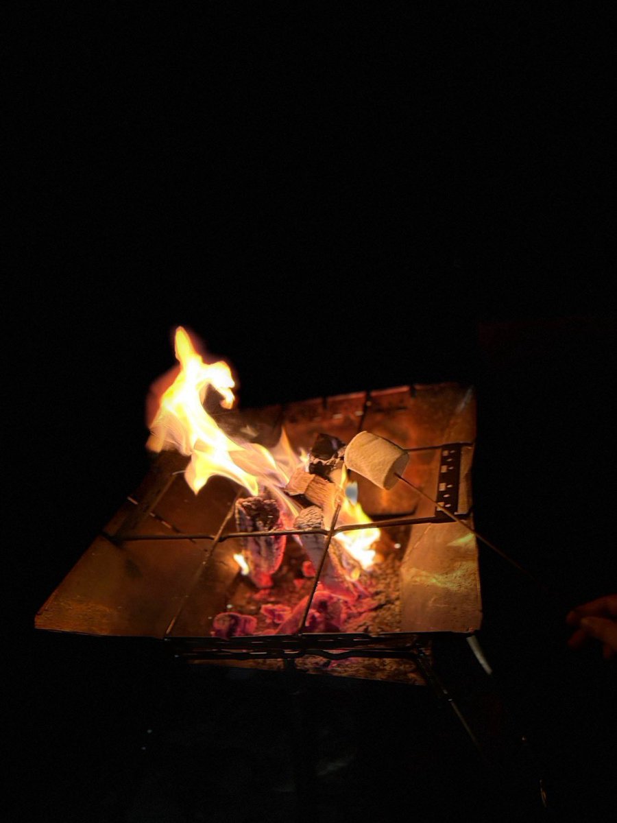 kwkmmss's tweet photo. JKは映える写真を撮らなアカンらしいw
アツいアツい言いながら一生懸命火の調節してたw

#CAMP
#丸山県民サンビーチキャンプ場 https://t.co/jyNeMim9zD