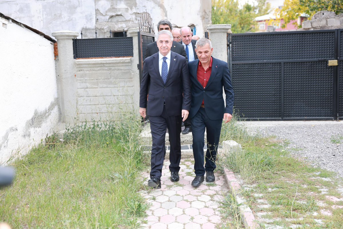 23YANILMAZ's tweet photo. 📍Erzurum-Aşkale / Türkiye Yüzyılı Buluşmaları

Erzurum Aşkale’de, vatanımız uğruna canını feda eden aziz şehidimizin kıymetli ailesini ziyaret ettik.

Bir evlat, bir kardeş, bir eş, bir baba… Geride bıraktığı her hatıra, milletimizin kalbinde taşıdığı büyük bir emanettir.

Şehitlerimizin fedakârlığını hiçbir sözle anlatmak, ailelerinin acısını hiçbir cümleyle tarif etmek mümkün değil. Bizlere düşen; onların aziz hatıralarına ve emanetlerine her daim sahip çıkmaktır.

Şehidimizin ailesiyle gönül gönüle sohbet ettik, acılarını ve hatıralarını paylaştık. Cumhurbaşkanımız Sayın Recep Tayyip Erdoğan’ın selamlarını, dualarını ve mektubunu ilettik.

Rabbim aziz şehidimize rahmet eylesin, makamını âli eylesin. Kıymetli ailesine sabır, sağlık ve huzur versin.

Bu vatan, şehitlerimizin emaneti; bizler de o emanetin bekçileriyiz…

#TürkiyeYüzyılıBuluşmaları
@Akparti
@AKGMTeskilat
@mustafademir
@abuyukgumus
@ErzurumAkparti 
@avibrahimK 
@mehmetsekmen
@akerimpolat1
@ssenolpolat