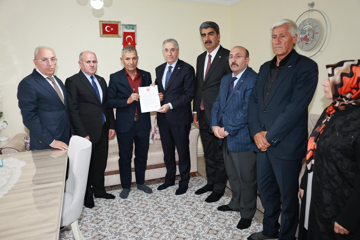 23YANILMAZ's tweet photo. 📍Erzurum-Aşkale / Türkiye Yüzyılı Buluşmaları

Erzurum Aşkale’de, vatanımız uğruna canını feda eden aziz şehidimizin kıymetli ailesini ziyaret ettik.

Bir evlat, bir kardeş, bir eş, bir baba… Geride bıraktığı her hatıra, milletimizin kalbinde taşıdığı büyük bir emanettir.

Şehitlerimizin fedakârlığını hiçbir sözle anlatmak, ailelerinin acısını hiçbir cümleyle tarif etmek mümkün değil. Bizlere düşen; onların aziz hatıralarına ve emanetlerine her daim sahip çıkmaktır.

Şehidimizin ailesiyle gönül gönüle sohbet ettik, acılarını ve hatıralarını paylaştık. Cumhurbaşkanımız Sayın Recep Tayyip Erdoğan’ın selamlarını, dualarını ve mektubunu ilettik.

Rabbim aziz şehidimize rahmet eylesin, makamını âli eylesin. Kıymetli ailesine sabır, sağlık ve huzur versin.

Bu vatan, şehitlerimizin emaneti; bizler de o emanetin bekçileriyiz…

#TürkiyeYüzyılıBuluşmaları
@Akparti
@AKGMTeskilat
@mustafademir
@abuyukgumus
@ErzurumAkparti 
@avibrahimK 
@mehmetsekmen
@akerimpolat1
@ssenolpolat