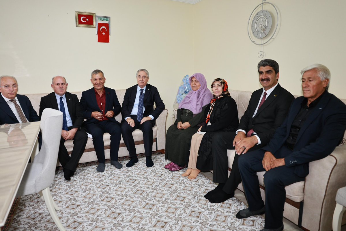23YANILMAZ's tweet photo. 📍Erzurum-Aşkale / Türkiye Yüzyılı Buluşmaları

Erzurum Aşkale’de, vatanımız uğruna canını feda eden aziz şehidimizin kıymetli ailesini ziyaret ettik.

Bir evlat, bir kardeş, bir eş, bir baba… Geride bıraktığı her hatıra, milletimizin kalbinde taşıdığı büyük bir emanettir.

Şehitlerimizin fedakârlığını hiçbir sözle anlatmak, ailelerinin acısını hiçbir cümleyle tarif etmek mümkün değil. Bizlere düşen; onların aziz hatıralarına ve emanetlerine her daim sahip çıkmaktır.

Şehidimizin ailesiyle gönül gönüle sohbet ettik, acılarını ve hatıralarını paylaştık. Cumhurbaşkanımız Sayın Recep Tayyip Erdoğan’ın selamlarını, dualarını ve mektubunu ilettik.

Rabbim aziz şehidimize rahmet eylesin, makamını âli eylesin. Kıymetli ailesine sabır, sağlık ve huzur versin.

Bu vatan, şehitlerimizin emaneti; bizler de o emanetin bekçileriyiz…

#TürkiyeYüzyılıBuluşmaları
@Akparti
@AKGMTeskilat
@mustafademir
@abuyukgumus
@ErzurumAkparti 
@avibrahimK 
@mehmetsekmen
@akerimpolat1
@ssenolpolat