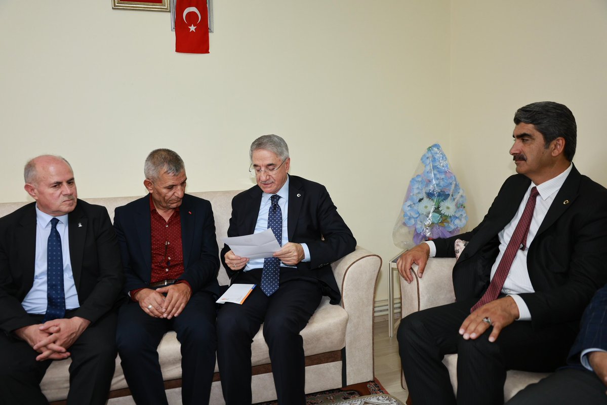 23YANILMAZ's tweet photo. 📍Erzurum-Aşkale / Türkiye Yüzyılı Buluşmaları

Erzurum Aşkale’de, vatanımız uğruna canını feda eden aziz şehidimizin kıymetli ailesini ziyaret ettik.

Bir evlat, bir kardeş, bir eş, bir baba… Geride bıraktığı her hatıra, milletimizin kalbinde taşıdığı büyük bir emanettir.

Şehitlerimizin fedakârlığını hiçbir sözle anlatmak, ailelerinin acısını hiçbir cümleyle tarif etmek mümkün değil. Bizlere düşen; onların aziz hatıralarına ve emanetlerine her daim sahip çıkmaktır.

Şehidimizin ailesiyle gönül gönüle sohbet ettik, acılarını ve hatıralarını paylaştık. Cumhurbaşkanımız Sayın Recep Tayyip Erdoğan’ın selamlarını, dualarını ve mektubunu ilettik.

Rabbim aziz şehidimize rahmet eylesin, makamını âli eylesin. Kıymetli ailesine sabır, sağlık ve huzur versin.

Bu vatan, şehitlerimizin emaneti; bizler de o emanetin bekçileriyiz…

#TürkiyeYüzyılıBuluşmaları
@Akparti
@AKGMTeskilat
@mustafademir
@abuyukgumus
@ErzurumAkparti 
@avibrahimK 
@mehmetsekmen
@akerimpolat1
@ssenolpolat
