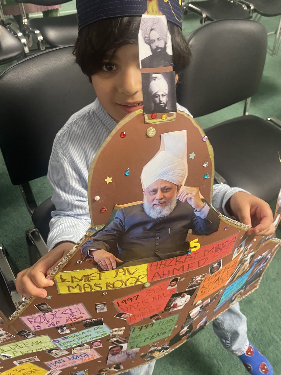 LajnaNorge's tweet photo. Our youngest members have been getting creative! Through their beautiful handmade posters, they’ve shared what they’ve learned about Hadrat Mirza Masroor Ahmad (aba), the Fifth Khalifa of the Ahmadiyya Muslim Community.
So much creativity and love in every detail. Masha’Allah! https://t.co/tbyQjakPVW