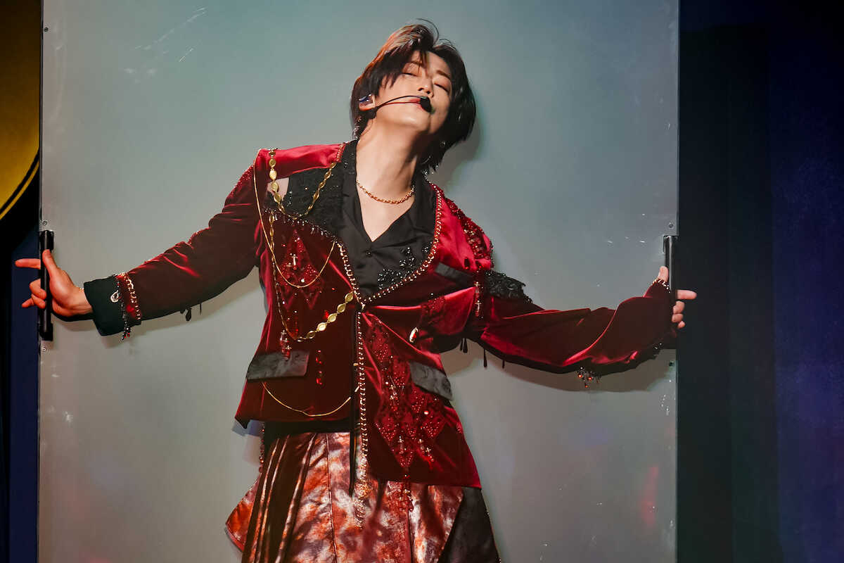 topicool_jp's tweet photo. 【トピクル】

亀梨和也、セクシーなソファダンスからウサギ耳ダンスまで披露！ソロツアー最終日

ソファの上でセクシーに踊ったかと思えば、キュートなダンスをファンと一緒に楽しんだ亀梨さん。7000人の観客を魅了しました

▼記事はこちら▼
🔗https://t.co/bVstHpiH58

＃亀梨和也 https://t.co/VndvqBWh2d