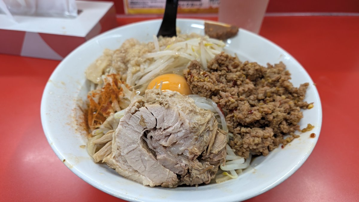 Yerse141's tweet photo. 上尾 立川マシマシの汁なし小（ヤサイ少なめ、アブラマシ）

なんとなく二郎系の麺を食べたくなって訪問。麺をワシワシ食らうなら汁なしと考えてのチョイス。
このひき肉の味付け好きだな♪

#上尾
#立川マシマシ https://t.co/yD9xhzp1rg