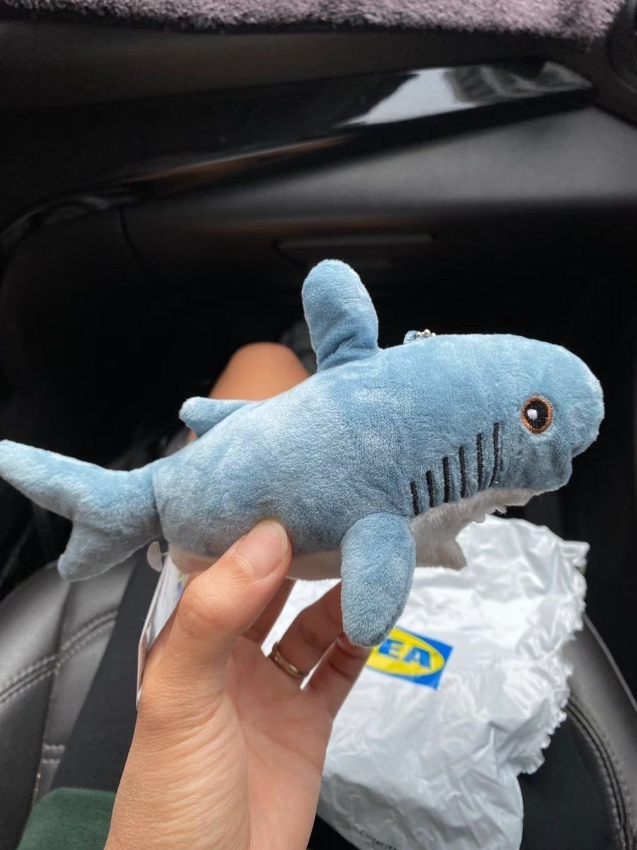 zyuhfan's tweet photo. GUYS IKEA ADA BLIND BOX SELUCU INI LOH... ISINYA ADA HIU SUCIPTO 🤣🐒🦈 https://t.co/SdzbxQc4ps