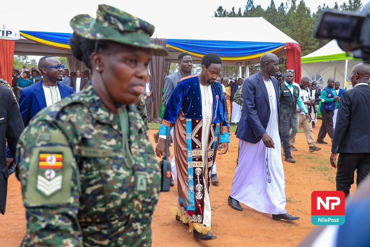 nilepostnews's tweet photo. His Majesty the Kyabazinga of Busoga William Gabula Nadiope IV greeting the Katikiro of Buganda Owek. @cpmayiga at Mayuge district Headquarters during  his 12th Coronation Anniversary.

@francis_isano  

#NilePostNews https://t.co/SfCiS6ygHt