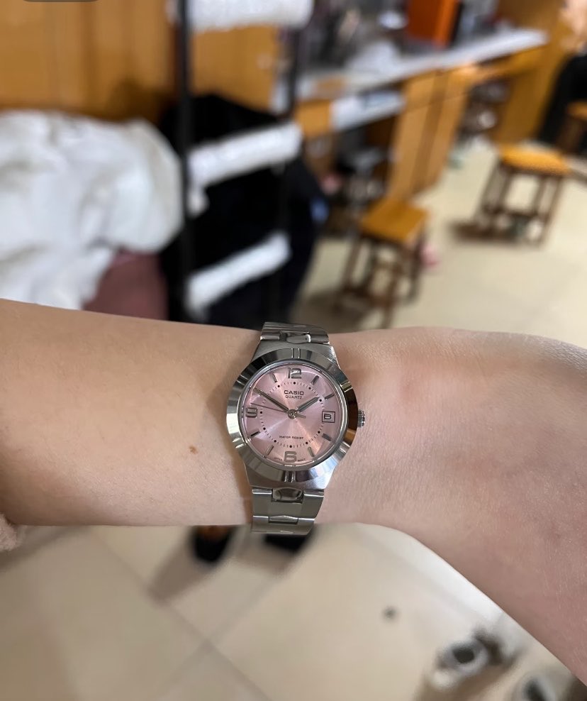 jungjless's tweet photo. JUJUR NAKSIR BANGET.. sama jam tangan ini modelnya simple tapi tetep imut karna warna pink🤏🏻 https://t.co/iRLhUEZXm8