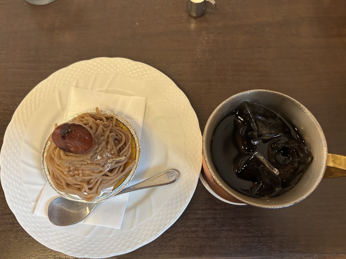 chrono_redoer's tweet photo. 雨の日は、星乃珈琲店でまったりティータイムです。☕️
秋フェアが始まったので、早速注文しました。
モカブレンド(アイス)とモンブランクレームブリュレを頂きました。
おいしかったです。😋 https://t.co/GwKCJ6IsmY
