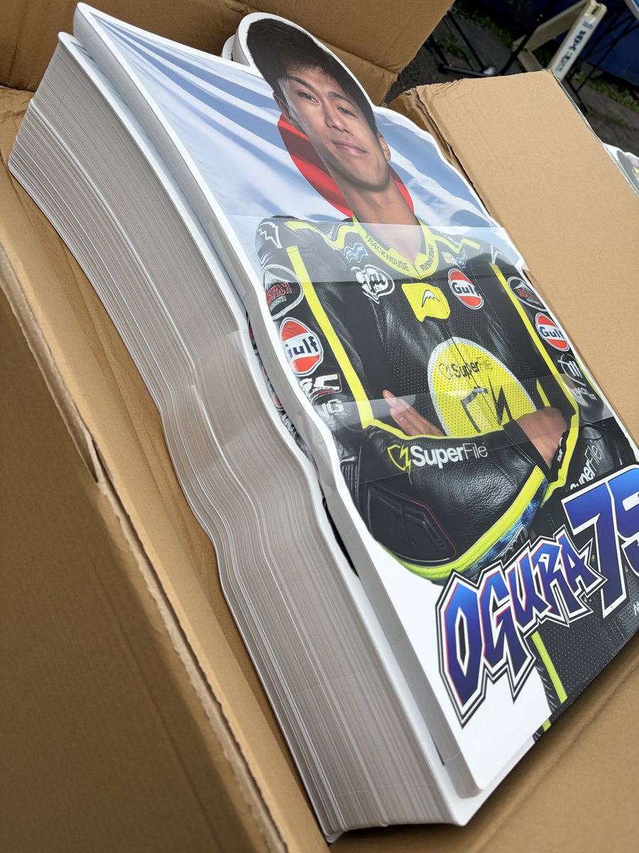 nekoyocchi's tweet photo. 毎年日本GPでは桶スポスタッフが座る席を勝手に小椋藍応援席と言い張っているので、らしいブツを制作（トラックハウス＆小椋家ご協力公式チーム写真）。近くの席で明らかにファンだね…🩵という方に決勝日にお裾分けするね。50cm厚紙ポスターだよ〜！ https://t.co/Y0EoPrD4tP